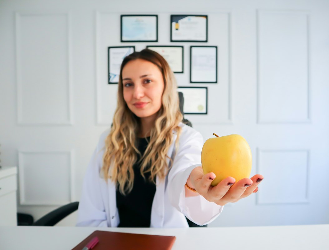 Persona leyendo guía de nutrientes